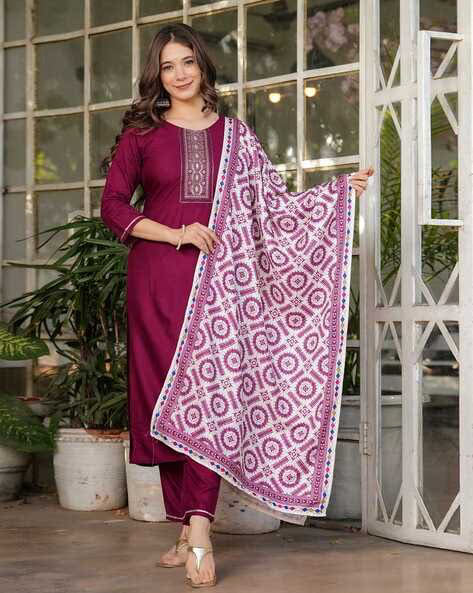 Women Embellished Straight Kurta Set@P