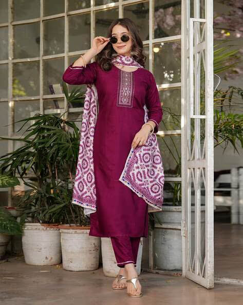 Women Embellished Straight Kurta Set@P