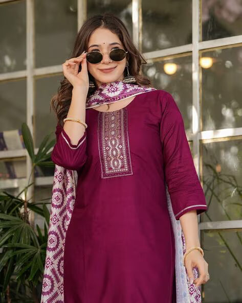 Women Embellished Straight Kurta Set@P