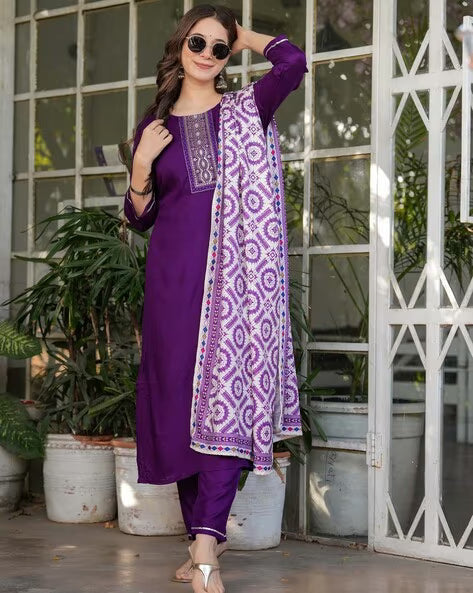 Women Embellished Straight Kurta Set@P