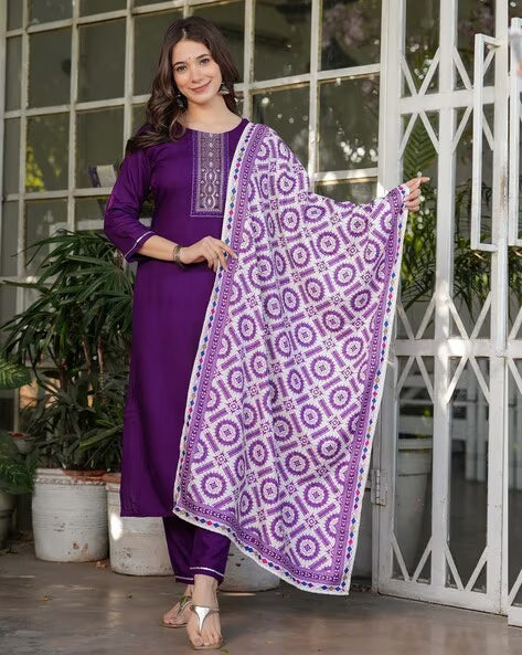 Women Embellished Straight Kurta Set@P