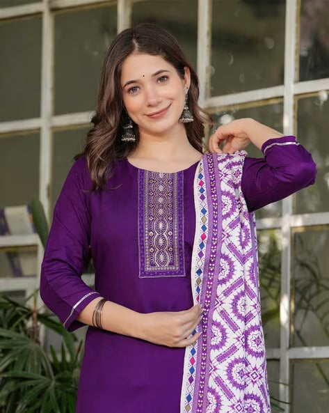 Women Embellished Straight Kurta Set@P