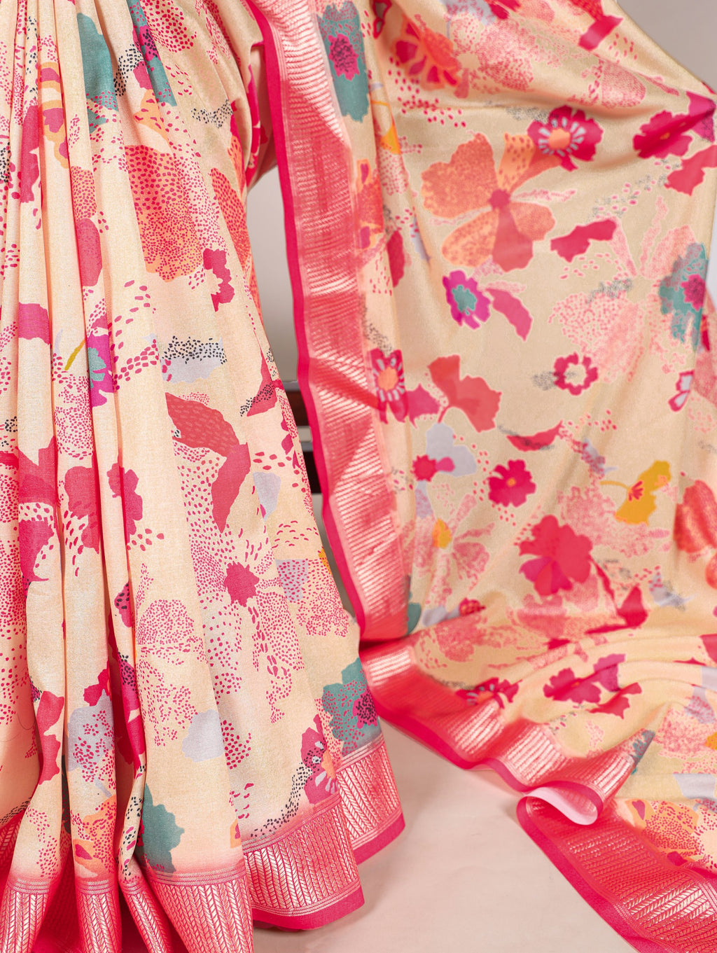 Elegant Floral Print Saree - Lightweight & Stylish