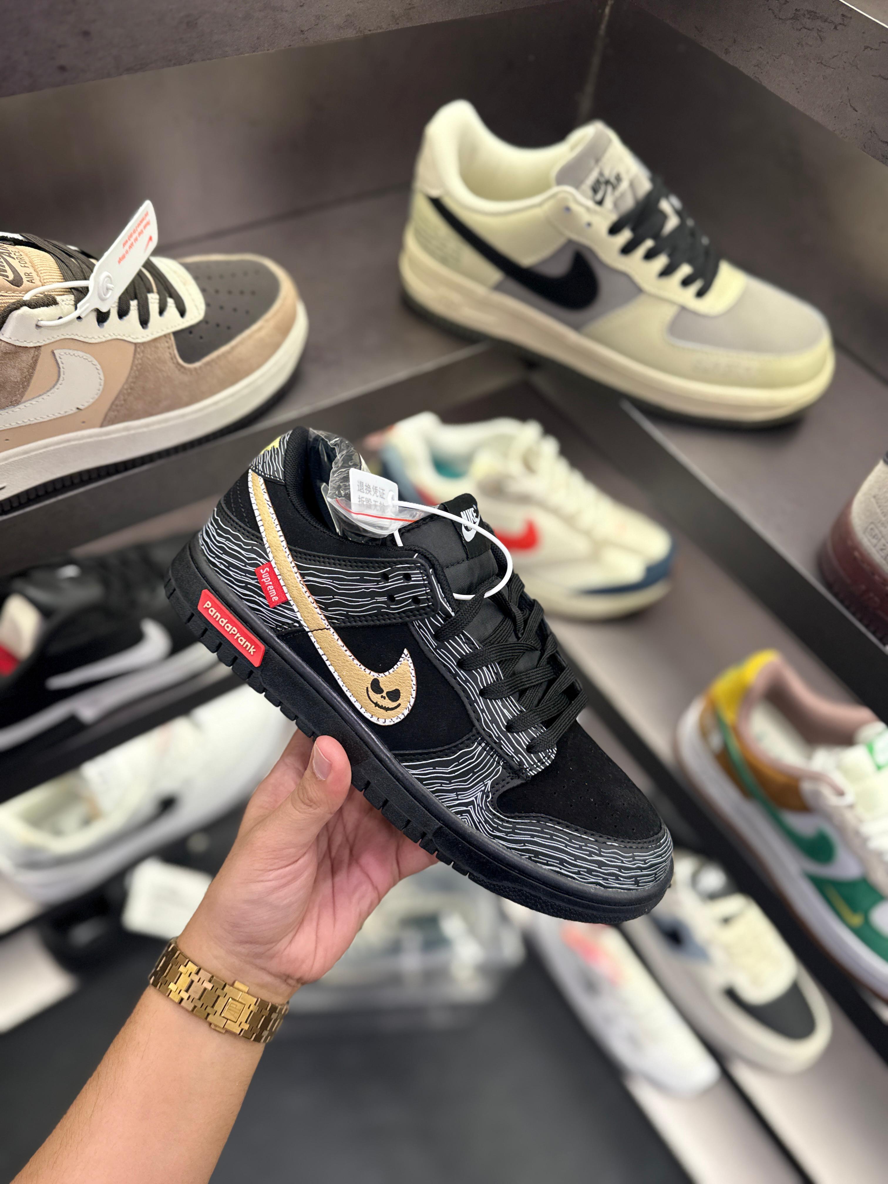 NIKE SB DUNK SUPREME ZEBRA 2025